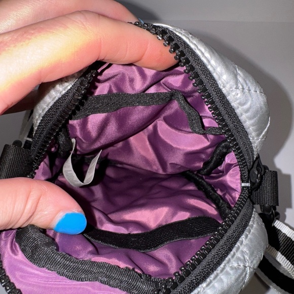 Vooray Core Crossbody Bag Quilted Silver unisex - Picture 5 of 10